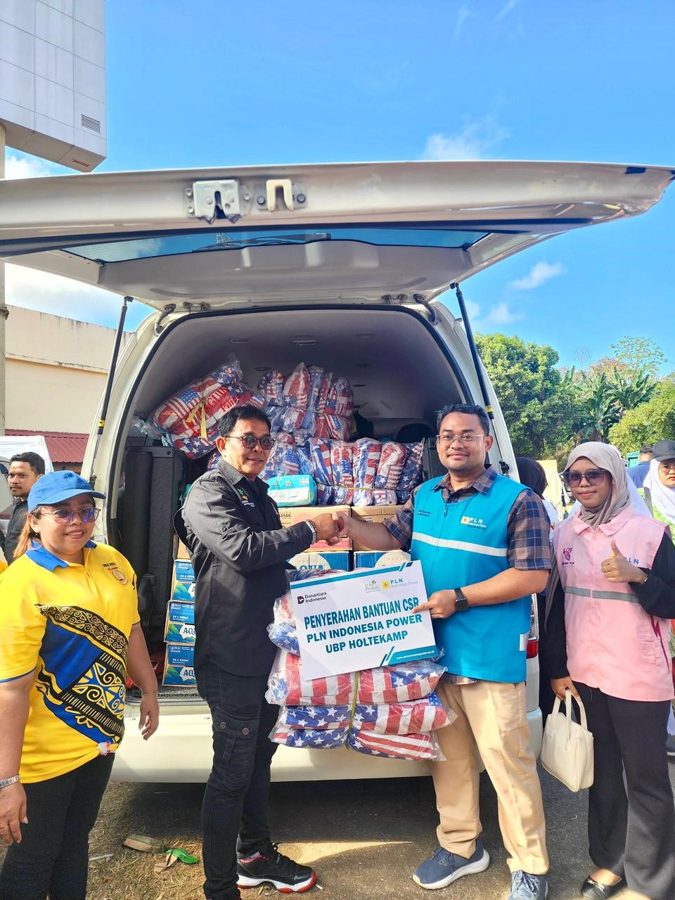 PLN Indonesia Power UBP Holtekamp Salurkan Bantuan Kemanusiaan bagi Korban Kebakaran di Kampung Nelayan Dok V Kota Jayapura